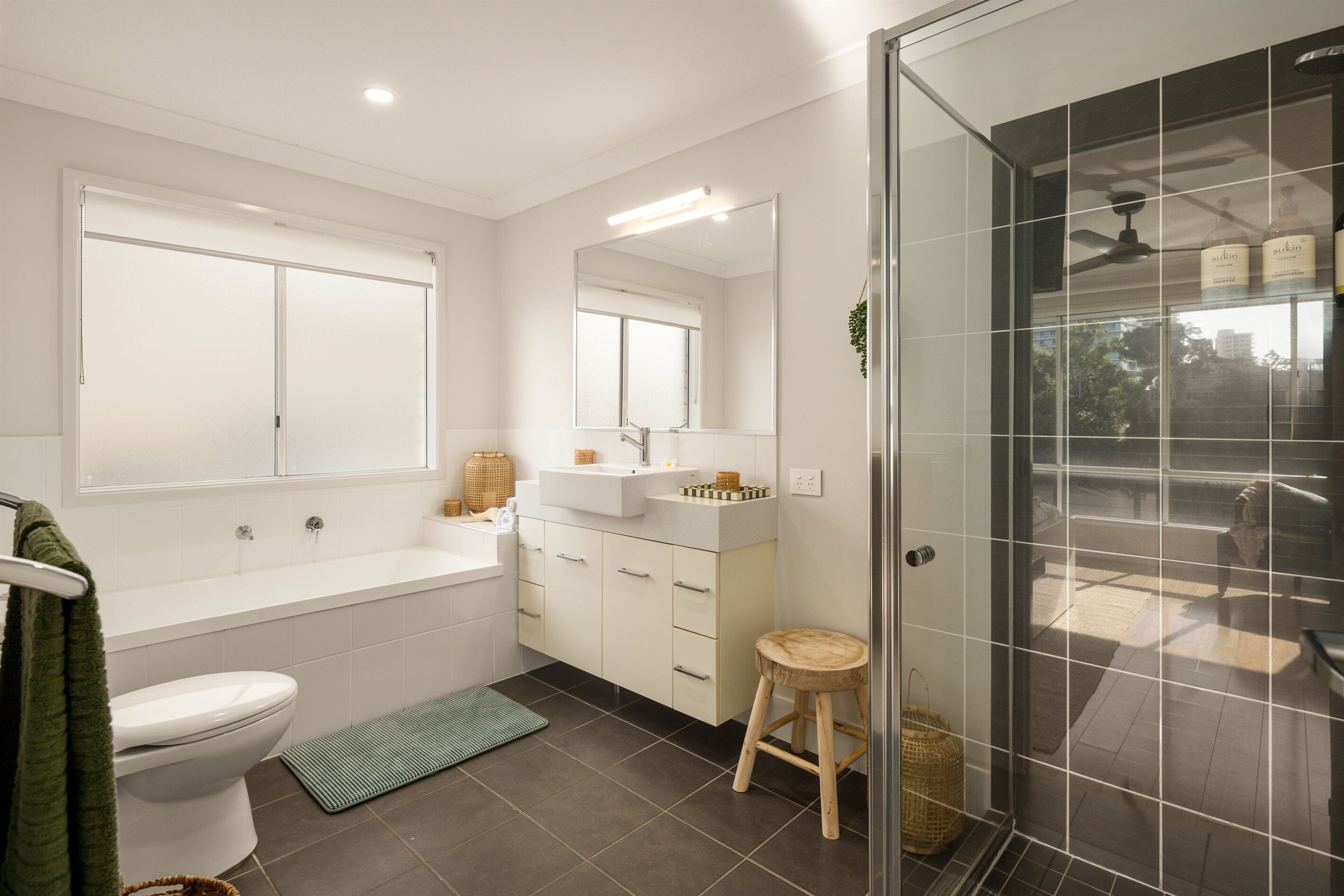 Combined shower/bathtub, towels