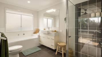Combined shower/bathtub, towels