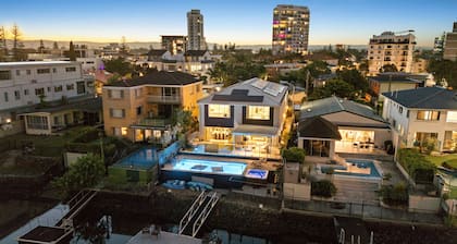 Anchorage Waters | Luxury Waterfront Home | Sleeps 20 | Walk to Beach & CBD