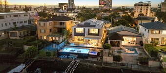 Anchorage Waters | Luxury Waterfront Home | Sleeps 20 | Walk to Beach & CBD