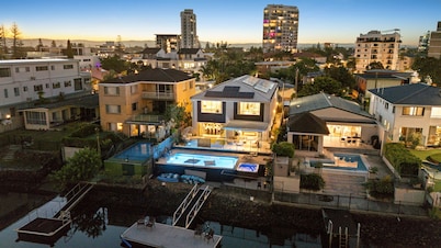 Anchorage Waters | Luxury Waterfront Home | Sleeps 20 | Walk to Beach & CBD