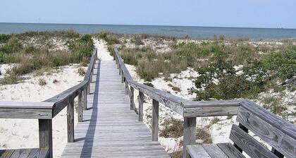 PET FRIENDLY-BEAUTIFUL APPOINTED HOME WITH BAY VIEWS AND PRIVATE COMMUNITY BEACH