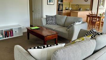 TV, DVD player, books, stereo