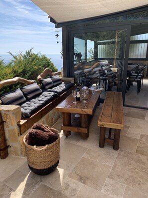 Outdoor dining - Lovely, relaxing home overlooking the Mediterranean Sea, minutes from Monaco (Èze)