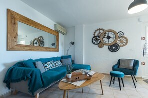 Smart TV, books, stereo, offices