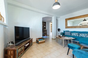 Smart TV, books, stereo, offices