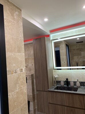 Shower, hair dryer, towels, toilet paper - Lovely, relaxing home overlooking the Mediterranean Sea, option: boat for rent (Èze)
