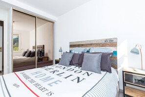 3 bedrooms, desk, iron/ironing board, free WiFi - Lovely, relaxing home overlooking the Mediterranean Sea, option: boat for rent (Èze)