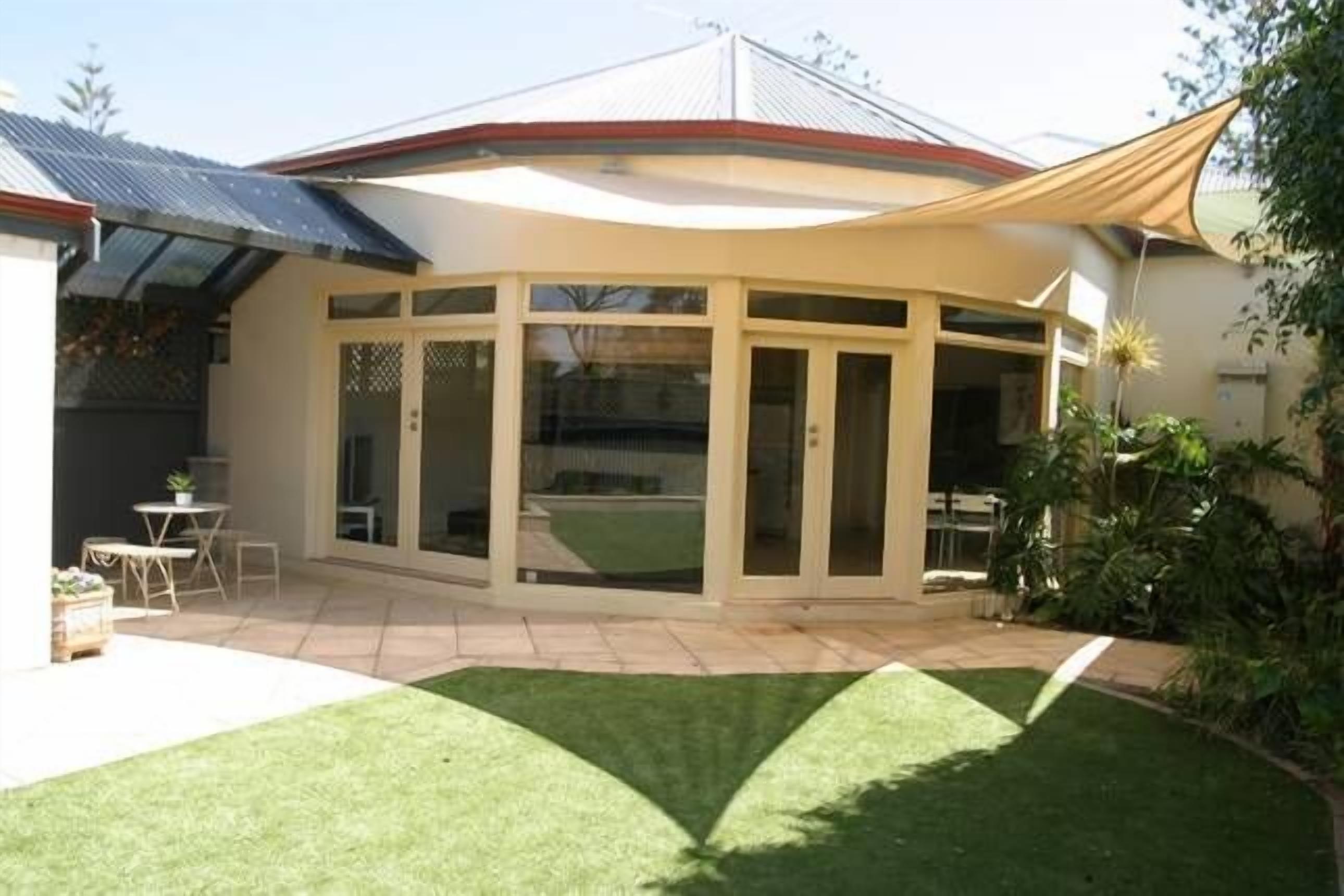 Esplanade Beach House with beautiful sea views — image 29