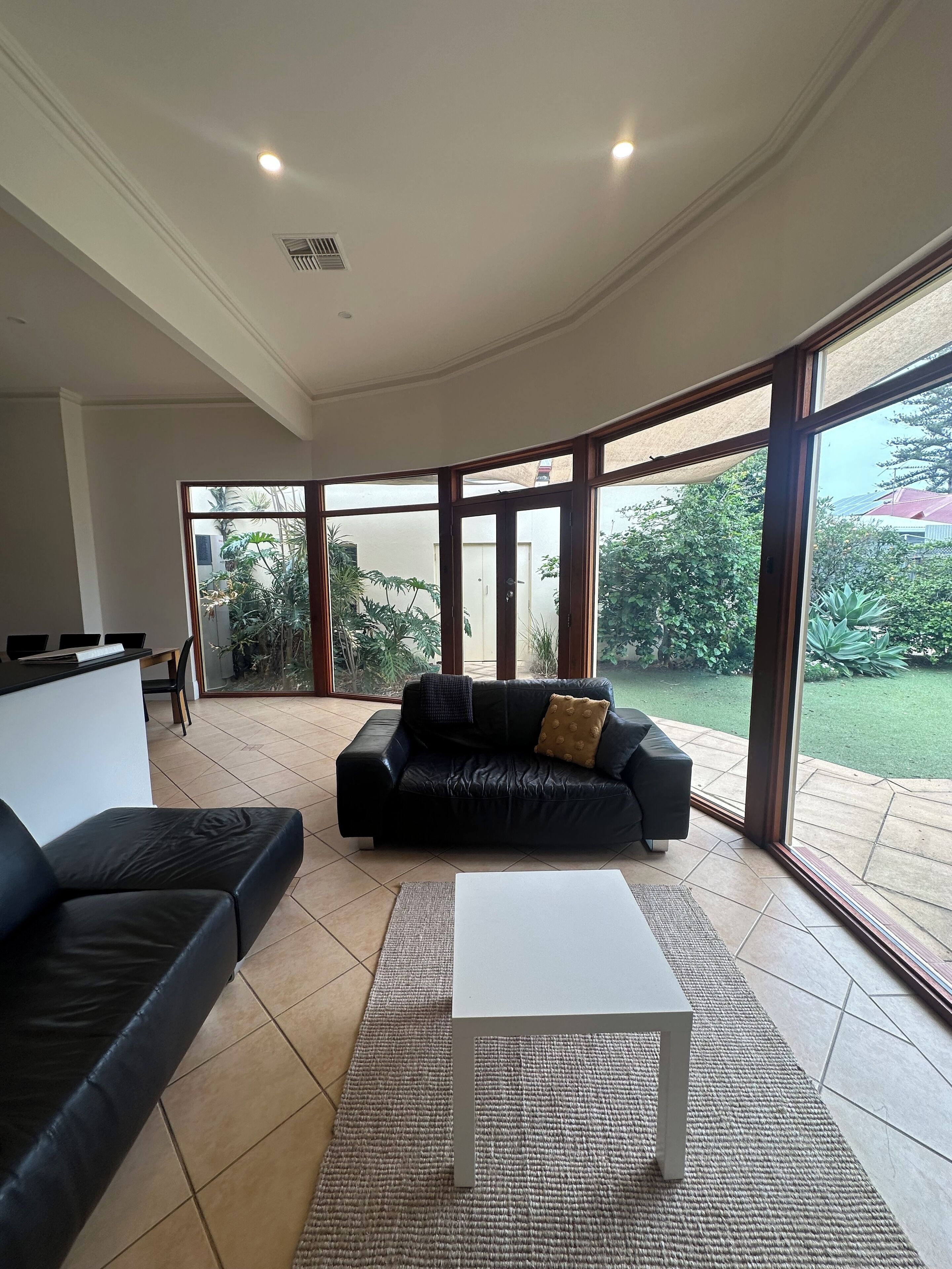 Télévision, cheminée, lecteur de DVD, livres