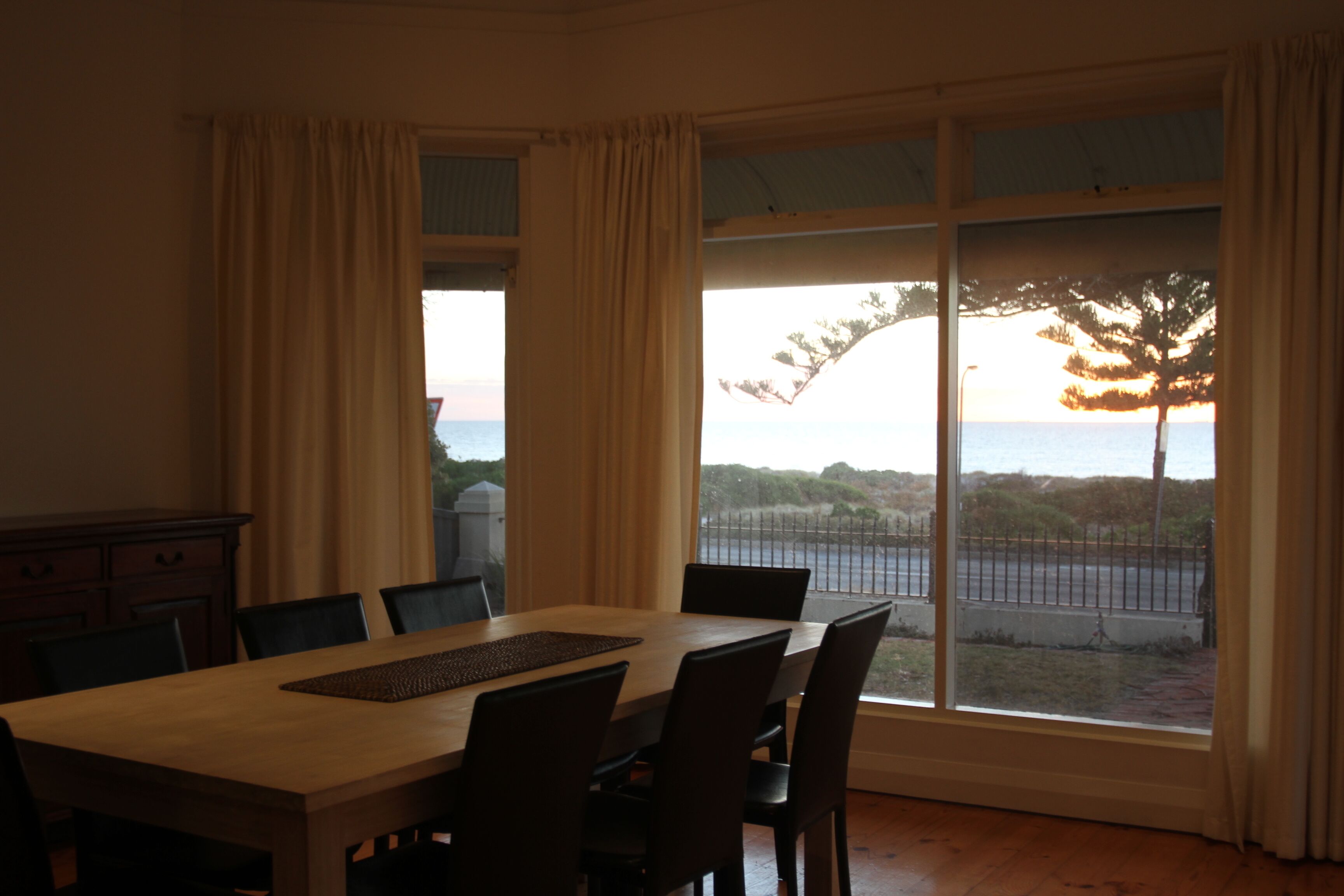 Esplanade Beach House with beautiful sea views — image 26