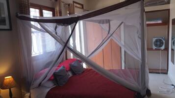 1 habitación, tabla de planchar con plancha y ropa de cama