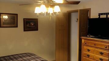 5 bedrooms, desk, iron/ironing board, free WiFi