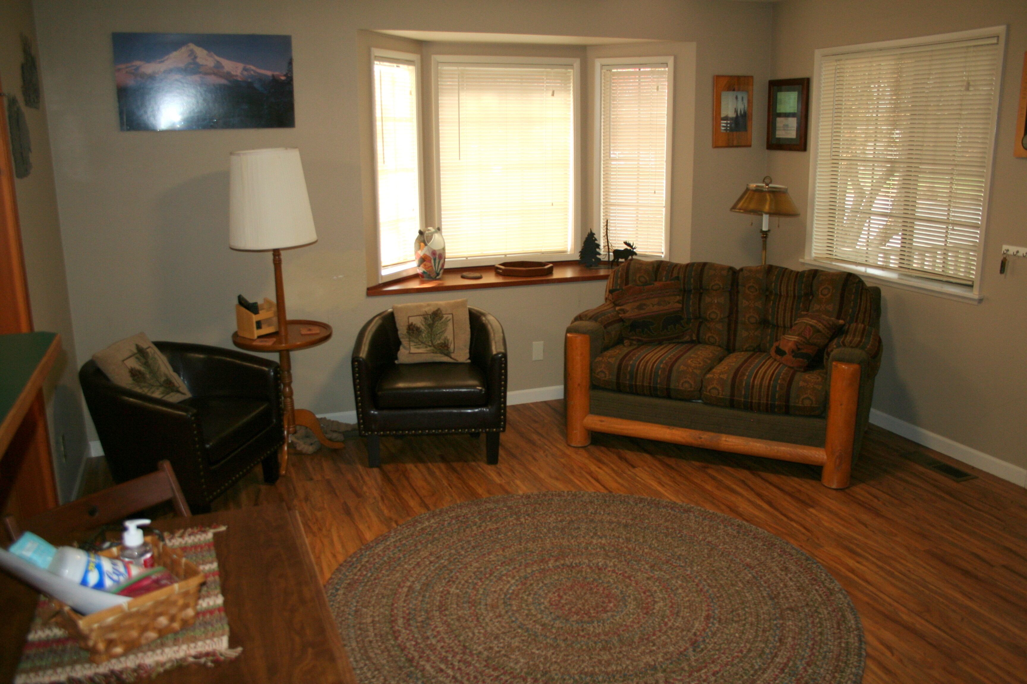 Visit Bend! Cozy and Pet Friendly!