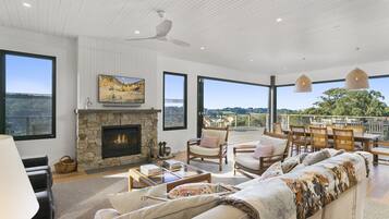 Smart-TV, Kamin, Bücher, Stereoanlage