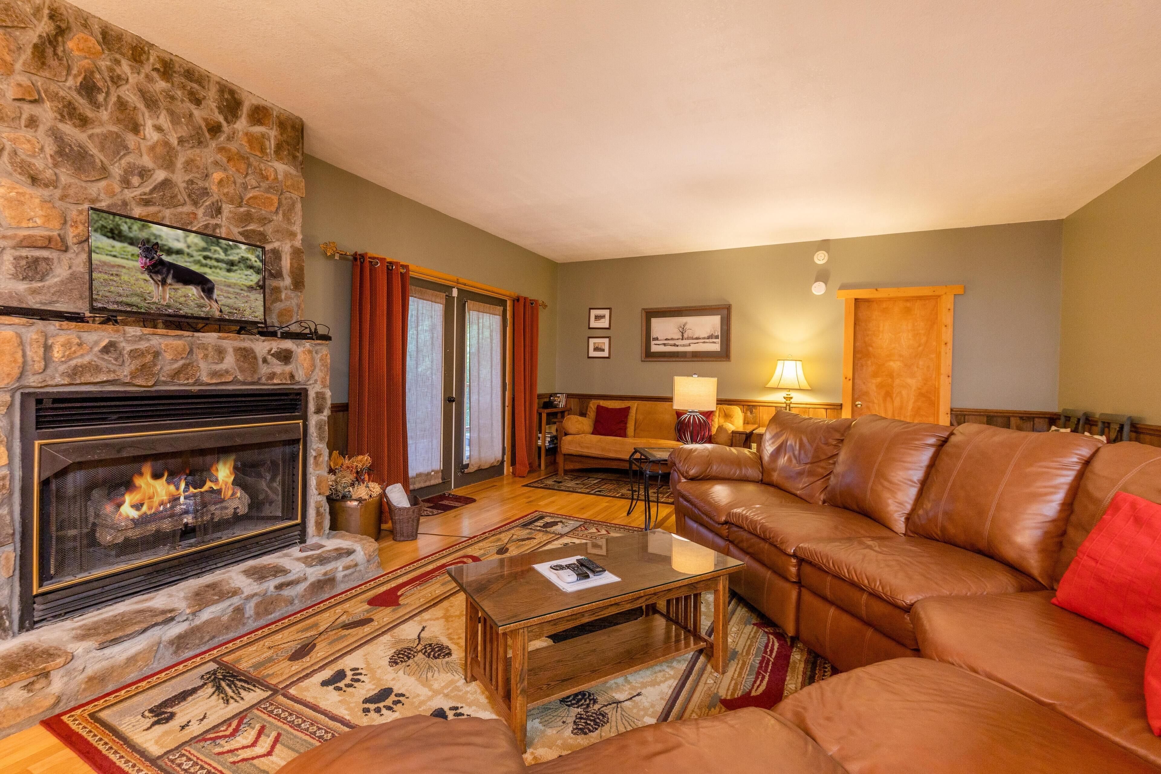 2 King Suite/Pastoral & Mtn View/Hot Tub/Wi-Fi