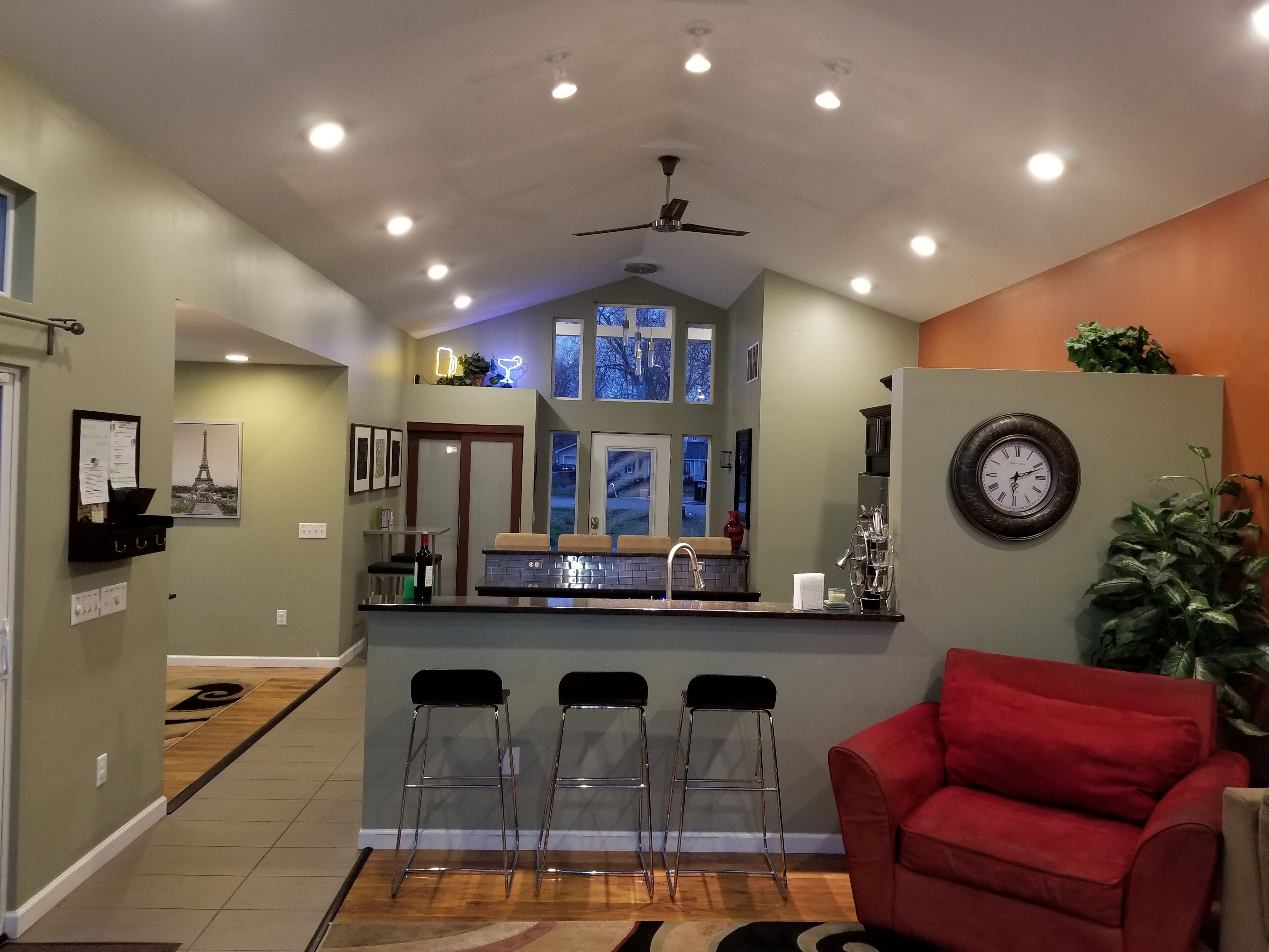 FALL SALE!! Huge Yard! FREE Kayaks & Paddle Boat! Gorgeous-Sandy Beach-Open Plan