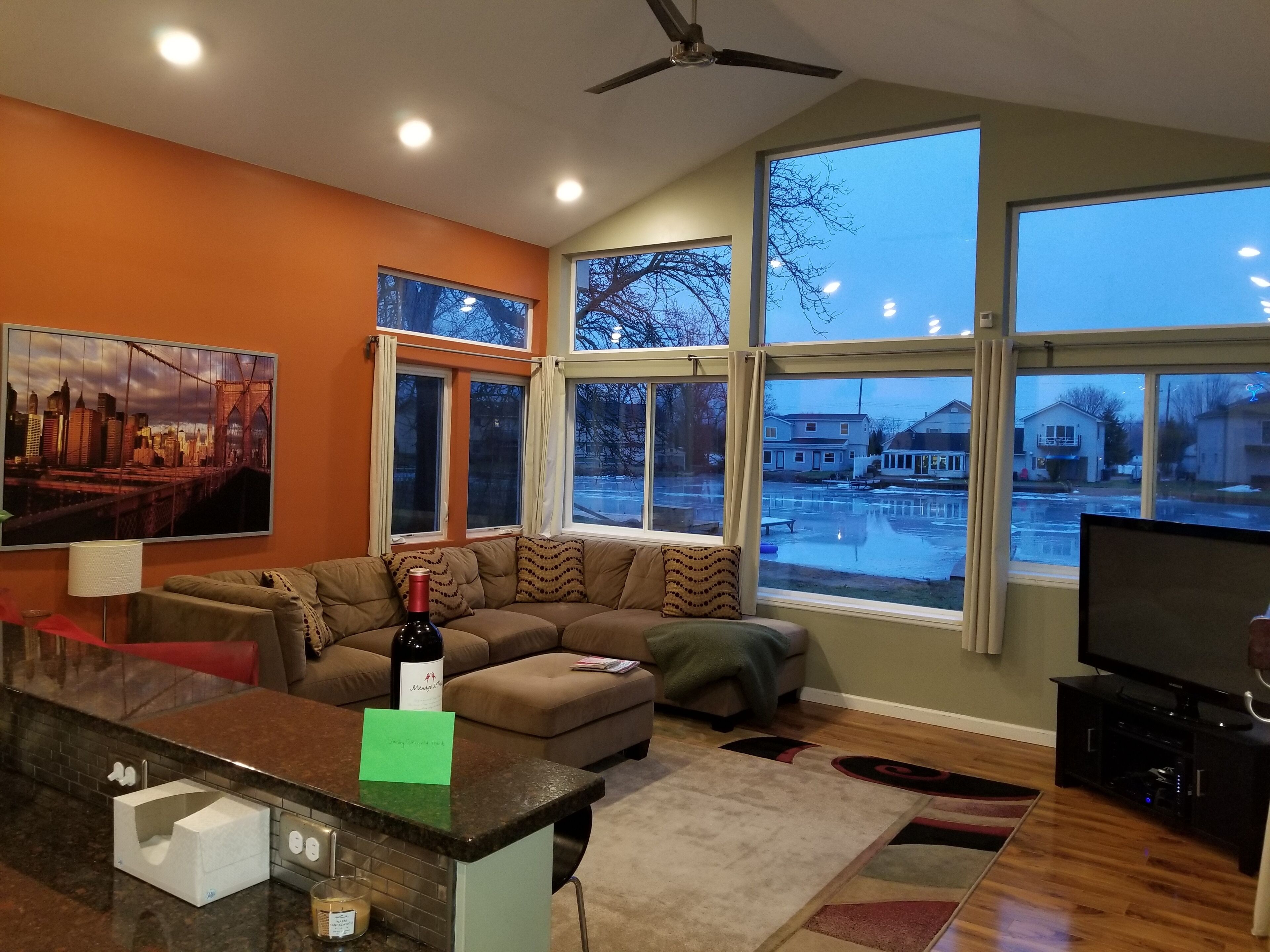 FALL SALE!! Huge Yard! FREE Kayaks & Paddle Boat! Gorgeous-Sandy Beach-Open Plan