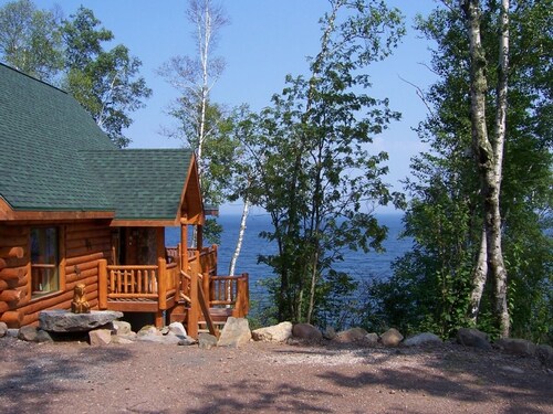 Spectacular 2600 Sq Ft Log Home on the Shores of Majestic Lake Superior
