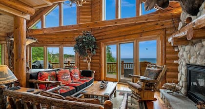 Lake Superior Luxury Log Home, Sauna, Waterfront, Amazing Views