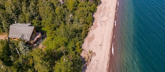 Lake Superior Luxury Log Home, Sauna, Waterfront, Amazing Views