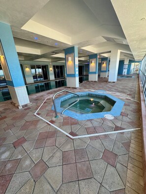 Alberca techada y alberca al aire libre