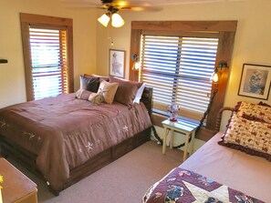 5 bedrooms, WiFi, bed sheets, wheelchair access - SPECTACULAR LODGE ON PRIVATE RANCH. PERFECT FOR SMALL AND LARGE GATHERINGS! (LEAKEY)
