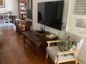 2 sovrum, värdeförvaringsskåp på rummet och skrivbord