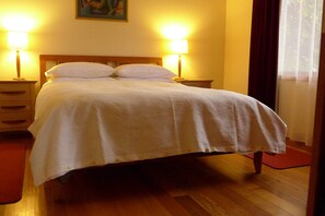 1 bedroom, iron/ironing board, Internet, bed sheets - Lyrebird Cottages, Silver Wattle cottage, Relax in nature in the Yarra Valley. (Healesville, Mt Toolebewong)