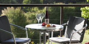 Outdoor dining - Lyrebird Cottages, Silver Wattle cottage, Relax in nature in the Yarra Valley. (Healesville, Mt Toolebewong)