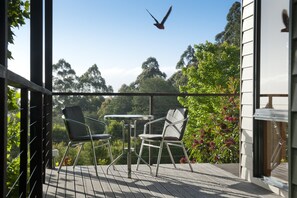 Outdoor dining - Lyrebird Cottages, Silver Wattle cottage, Relax in nature in the Yarra Valley. (Healesville, Mt Toolebewong)