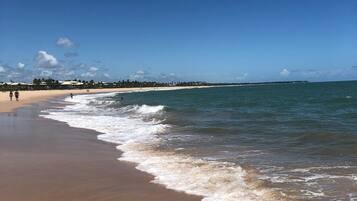 Na praia, espreguiçadeiras