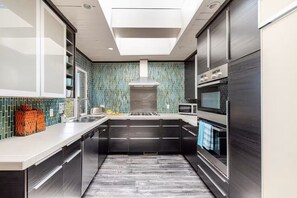 Een koelkast, een microgolfoven, een oven, een kookplaat