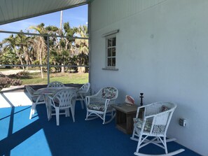 Outdoor dining - Private Oceanfront Cottage with dockage, pool just minutes to Key West! (Cudjoe Key)
