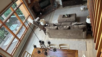 Älytelevisio, takka, videopelejä, DVD-soitin