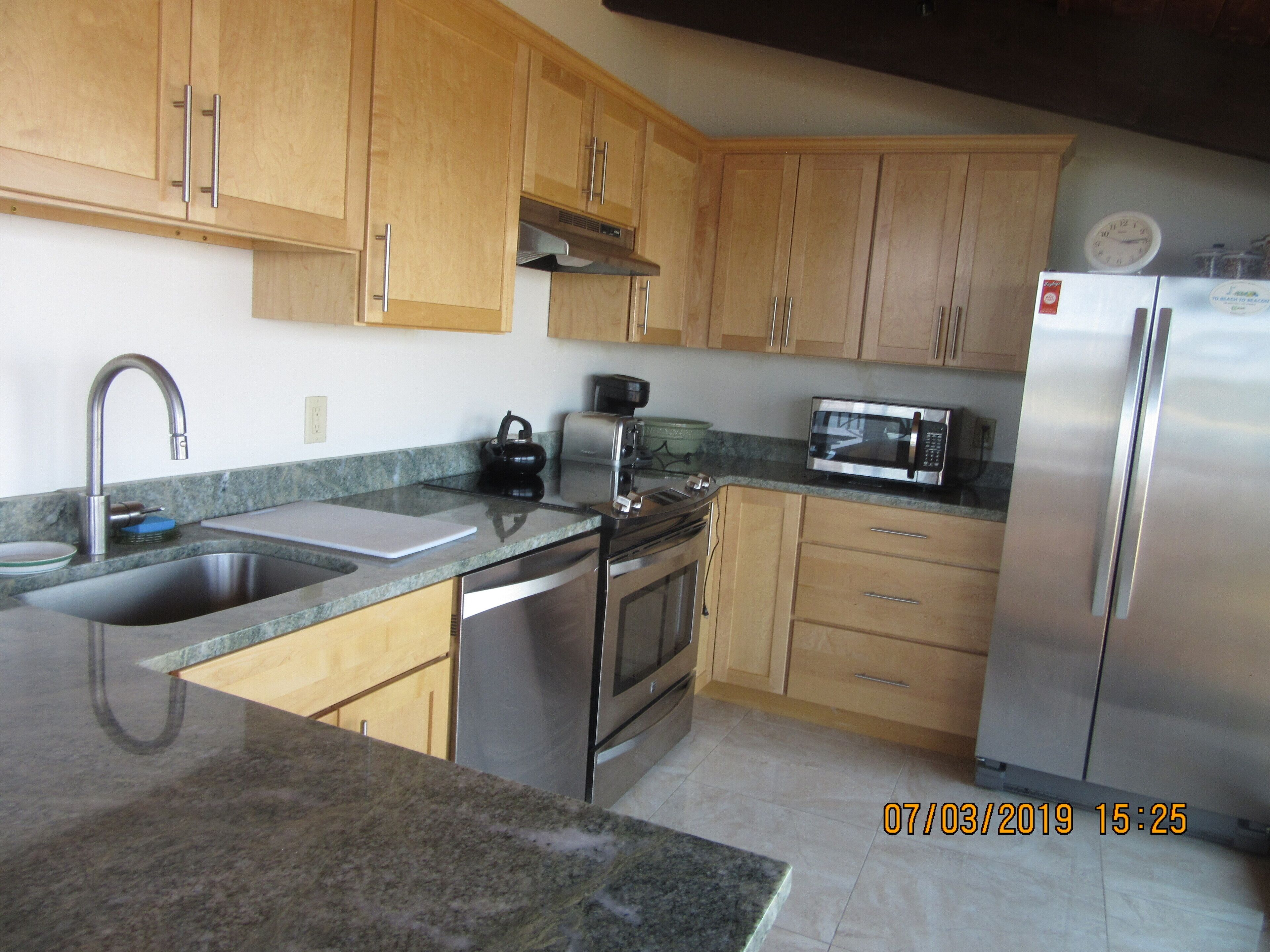 The Waterfront Deckhouse-Pine Point Beach Waterfront Property