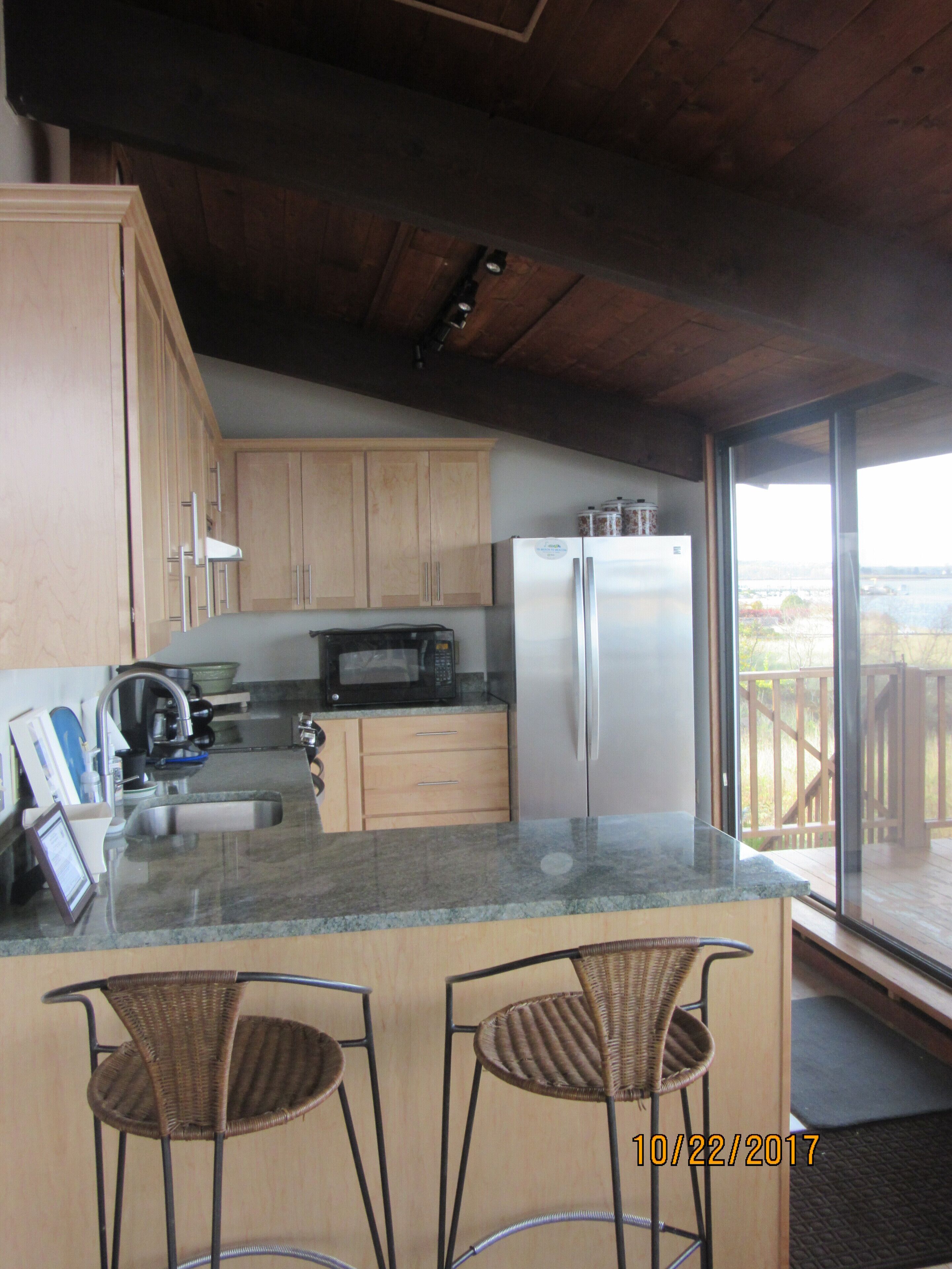 The Waterfront Deckhouse-Pine Point Beach Waterfront Property