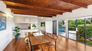 Dining - MYSTIC WAVES | WIFI , Pet Friendly | Accom Holidays (WAMBERAL)
