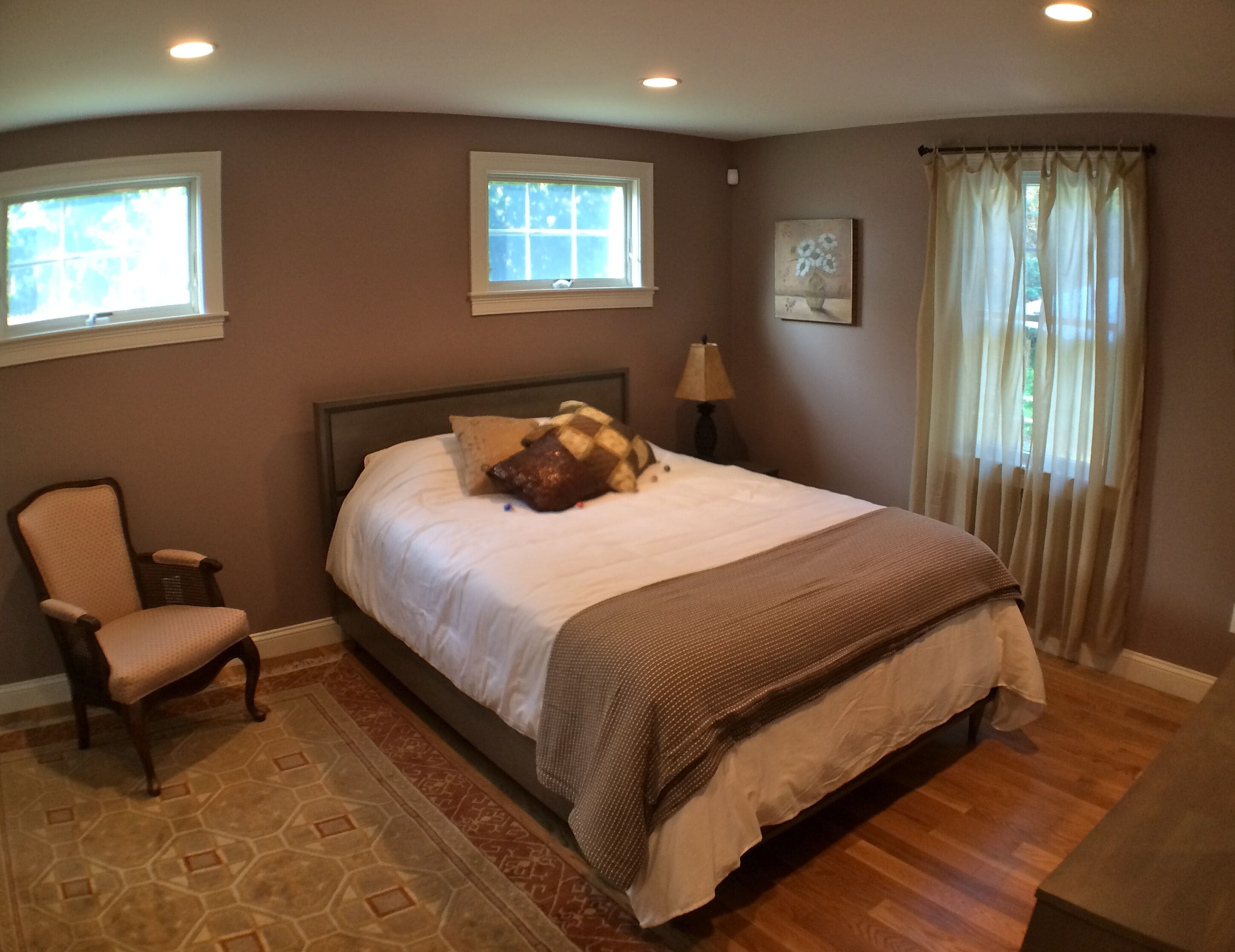 3 habitaciones, tabla de planchar con plancha y cuna de viaje 