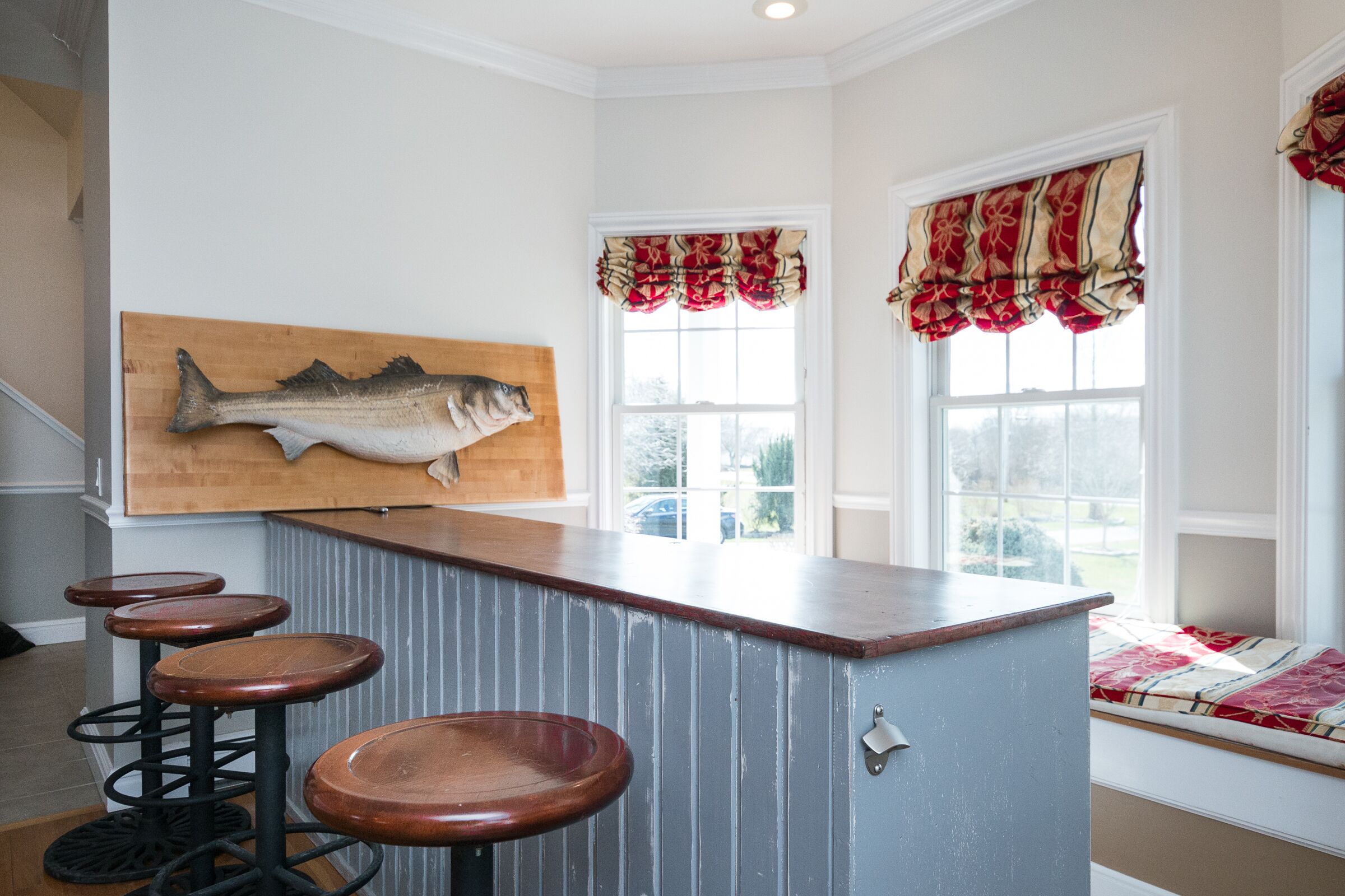 Large Privately Situated Victorian Home With Huge Yard. 6 King Beds, 6 Twins