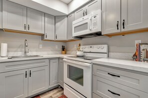 Frigorifero, microonde, forno, piano cottura