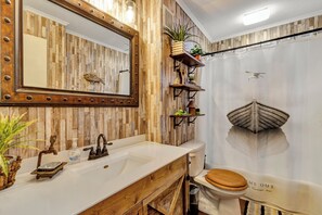 Ensemble douche/baignoire, sèche-cheveux, serviettes fournies, shampoing