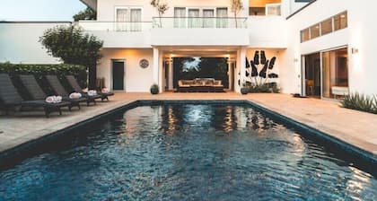 Neue private Ferienvilla in renommierten Courland Estates Automated Gates