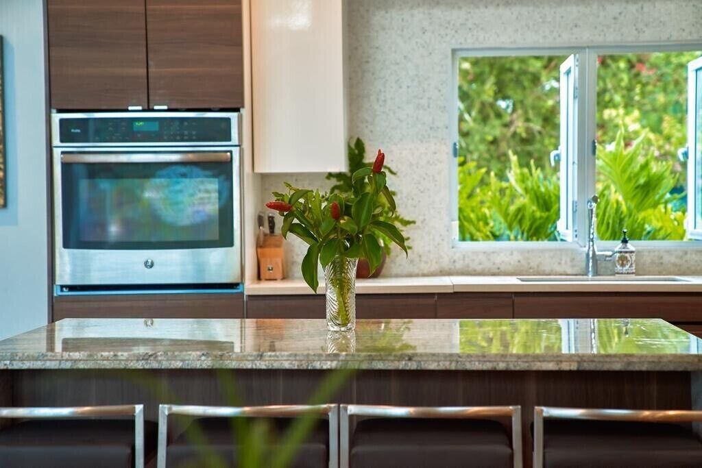 Een koelkast, een microgolfoven, een oven, een kookplaat