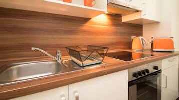 Kühlschrank, Ofen, Herdplatte, Wasserkocher mit Kaffee-/Teezubehör