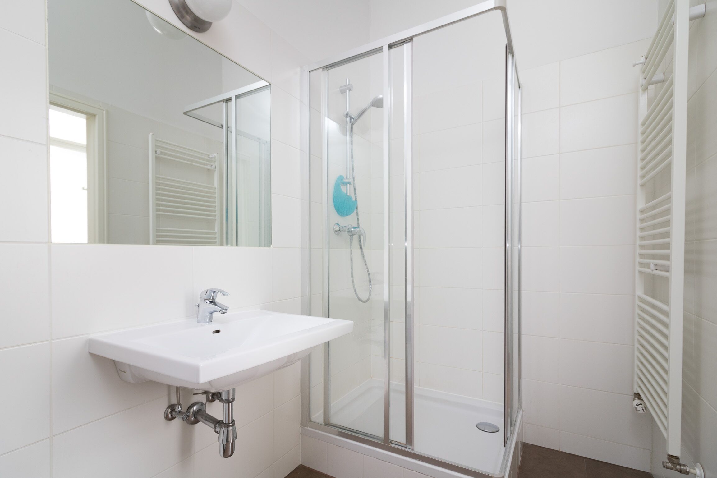 Dusche, Haartrockner, Handtücher, Shampoo