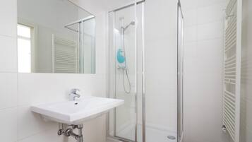 Dusche, Haartrockner, Handtücher, Shampoo