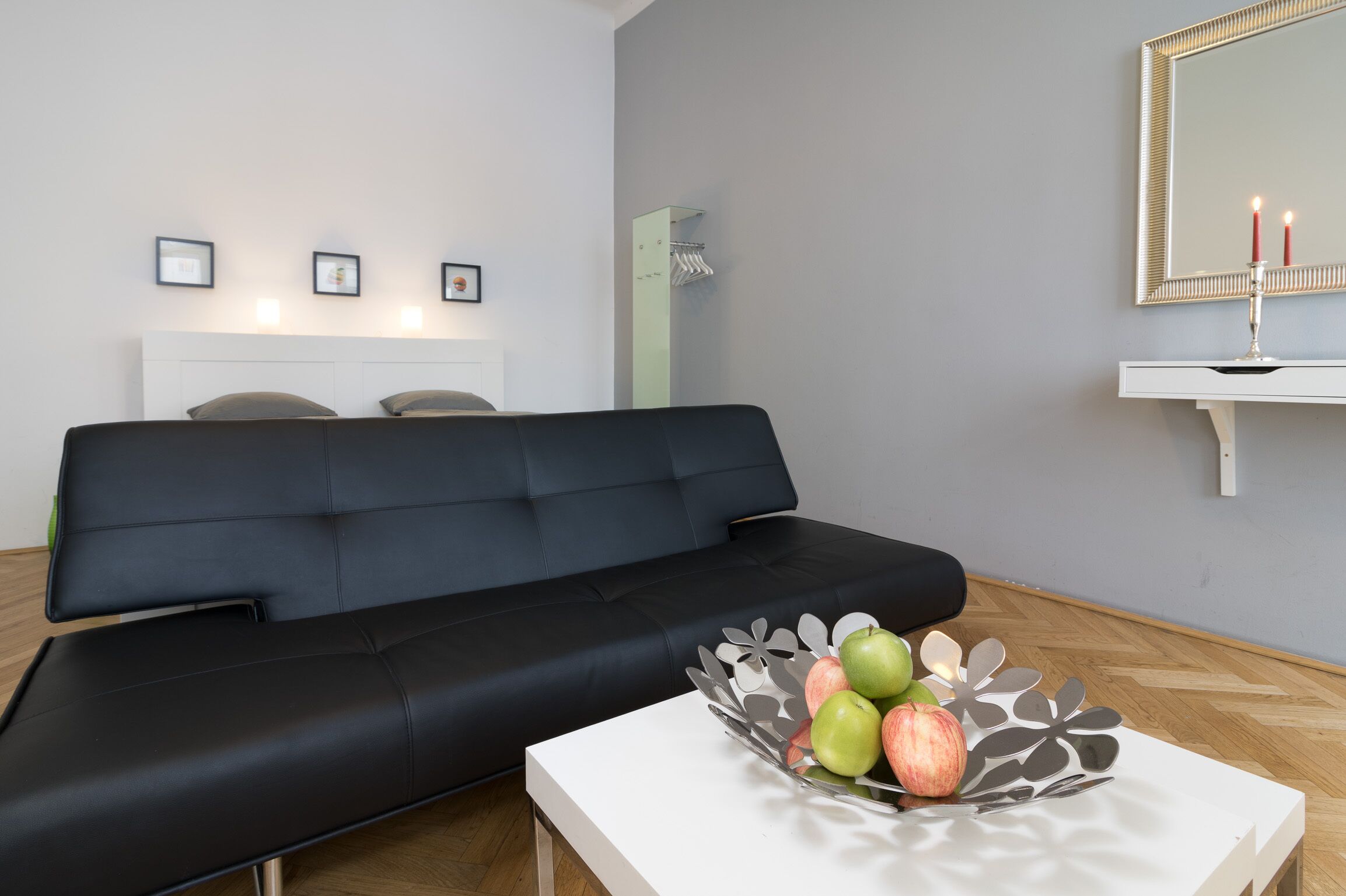 Een televisie, boeken, een filmbibliotheek en een stereo