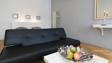 Een televisie, boeken, een filmbibliotheek en een stereo