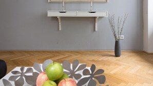 Une salle de bain moderne avec un miroir, un lavabo et un vase décoratif.
